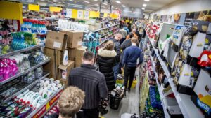 Mens priskrigen raser, stiger priserne på over 500 varer hos discountgigant | Penge