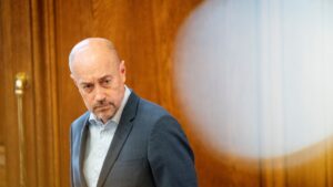 Minister vil gentænke lektier og afgangsprøver på gymnasiet for at bremse AI-brug | Indland