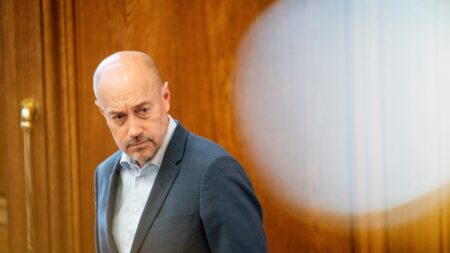 Minister vil gentænke lektier og afgangsprøver på gymnasiet for at bremse AI-brug | Indland