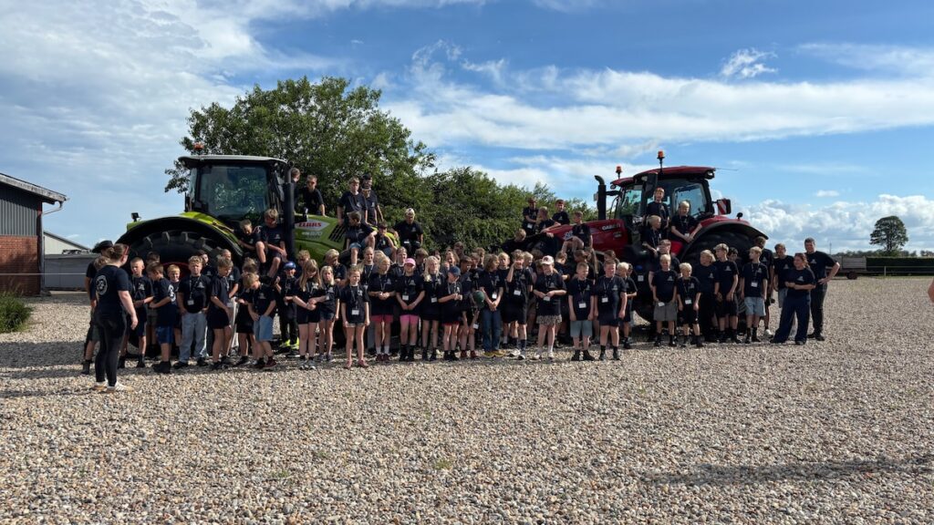 Unge bruger ferien på farmercamp: De bytter pool og charter ud med køer og kæmpemaskiner | Indland