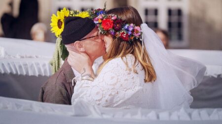 ‘Er I sikre på, at I sammen skal vande planterne, tømme opvaskeren, stryge skjorterne, hente børnene?’ Fem kunstnere har fundet på nye måder at blive gift på | Kultur
