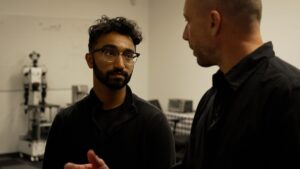 Tusindvis af mennesker får penge for at filme sig selv støvsuge og stryge | Udland