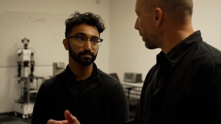 Tusindvis af mennesker får penge for at filme sig selv støvsuge og stryge | Udland